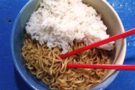 Hentikan Kebiasaan Makan Mi Instan Campur Nasi Bikin Perut Buncit Dan