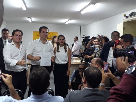 Entregan constancia de mayoría a Adrián de la Garza