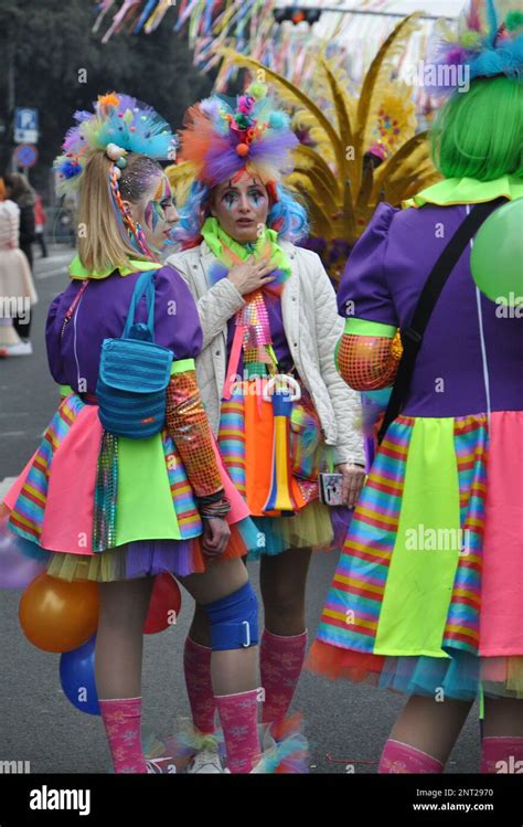 Trois Belles Filles Posent Le Jour Du Carnaval Dans Le Défilé De