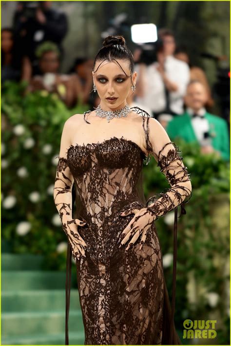 Emma Chamberlain Goes Nature Chic For Met Gala Photo