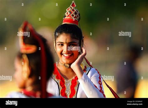 Kandyan Costume High Resolution Stock Photography And Images Alamy