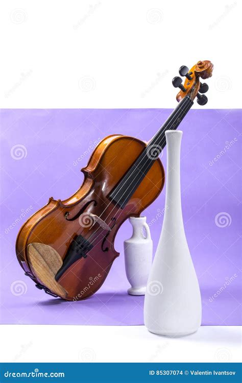 Ainda Vida O Violino E Os Vasos Brancos Violetas Foto De Stock