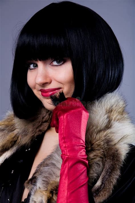 Retro Portrait Der Jungen Frau Des Reizenden Brunette Stockbild Bild von amüsiert kabarett