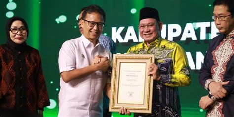 Kado Istimewa Jelang Hari Jadi Bupati Kotabaru Terima Penghargaan Dari