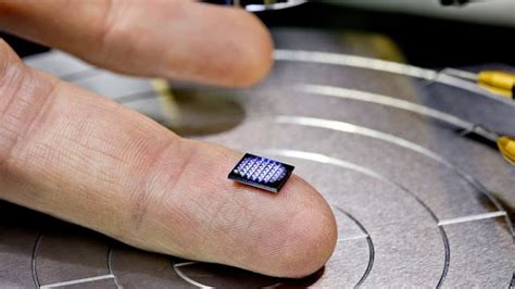 IBM revealed the world's smallest chip with blockchain compatibility ...