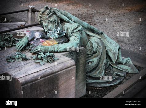 Statue Der Trauernden Witwe Fotos Und Bildmaterial In Hoher Auflösung