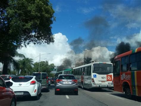 Manifestantes Bloqueiam A Avenida Agamenon Magalh Es Em Protesto Folha Pe