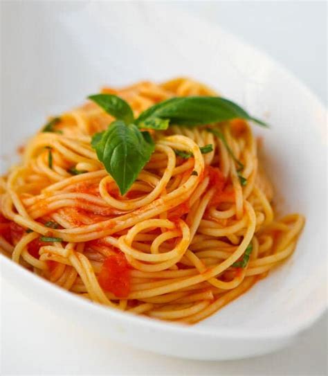 Scarpettas Spaghetti With Fresh Tomato Sauce And Garlic Basil Oil