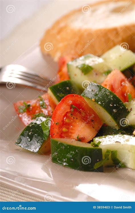 De Komkommersalade Van De Tomaat Met Vinaigrette En Brood Stock