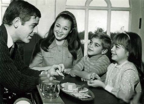 7 year old George Clooney with his family back in 1968. [750x545] : r ...