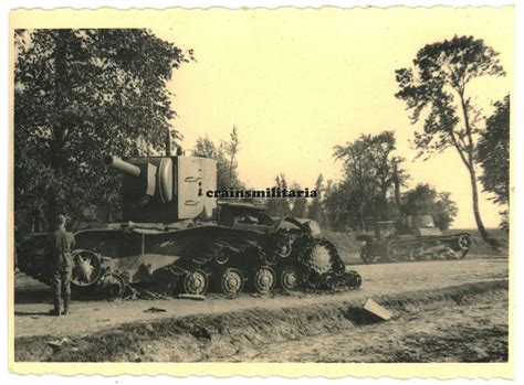 Orig Foto Russische Beute Panzer KW 2 KV 2 Tank Und T 26 In Russland