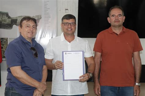 DOIS MIL EMPREGOS Prefeito Vitor Hugo entrega alvará de funcionamento