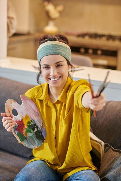 Linda Mujer Joven Sonriente Con Una Paleta Y Pinceles En Las Manos