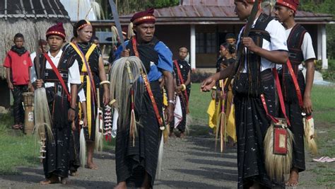 Pakaian Adat Khas Bajawa Ngada Sarat Makna Filosofis