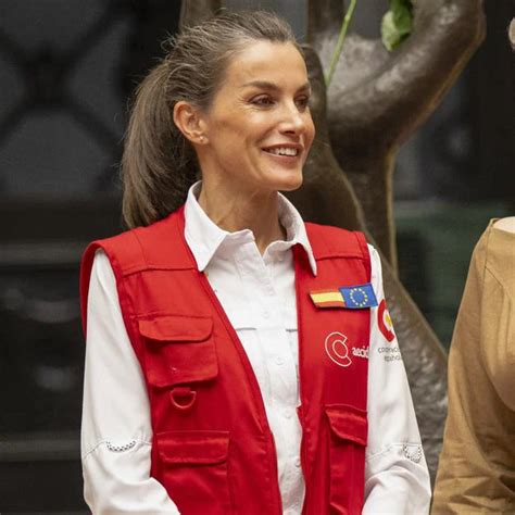 Letizia Se Quita Las Zapatillas Blancas Y Estrena Botas De Exploradora