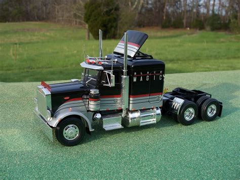 Peterbilt 359 Conventional Plastic Model Vehicle Kit 125 Scale