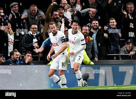 Harry Kane L Von Tottenham Hotspur Feiert Mit Sohn Heung Min R Nach