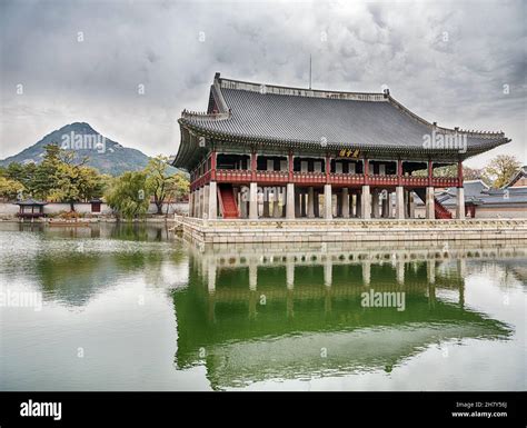 The Gyeonghoeru Pavilion Is Located Next To A Pool Of Water In The