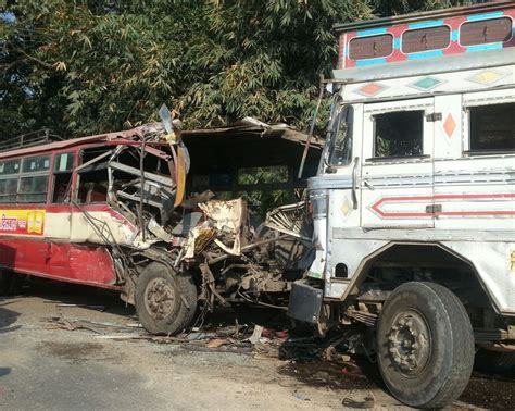 Aligarh News ट्रक ने साहिबाबाद डिपो की रोडवेज बस में मारी टक्कर 12 यात्री घायल Truck Collided