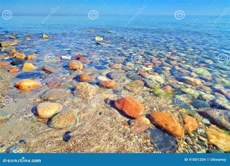 Mooie Stenen In Het Oceaanwater Baltisch Se Stock Foto Image Of