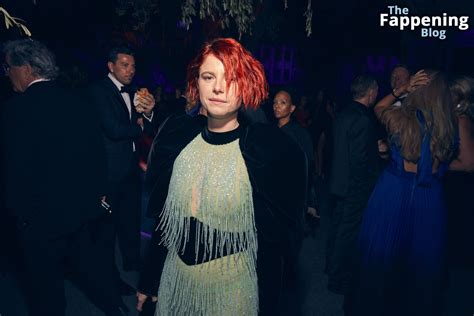 Jessie Buckley Flaunts Her Nude Tits At The Vanity Fair Oscar