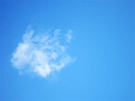 Cielo azul con una pequeña nube blanca de fondo natural Foto Premium