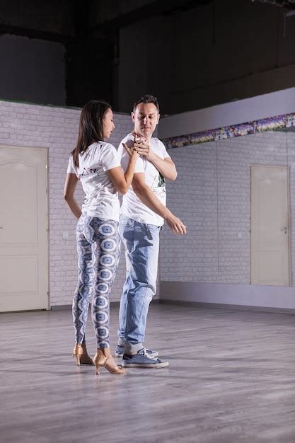 Baile Social Realizado Por Bailarines Profesionales De Kizomba Foto