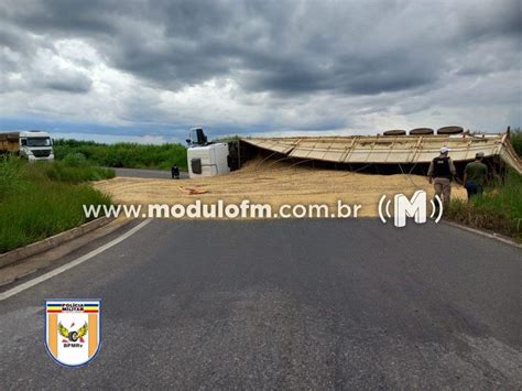 Caminhoneiro fica ferido após carreta tombar no trevo da BR 146 a