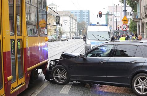 Zderzenie mercedesa z tramwajem na Piotrkowskiej w Łodzi ZDJĘCIA