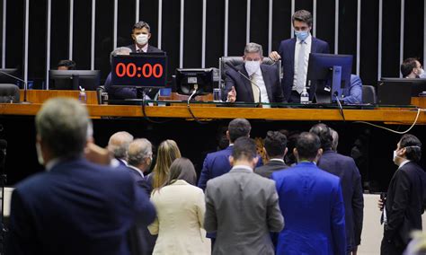 Deputados concluem votação de projeto sobre compra de vacinas pelo