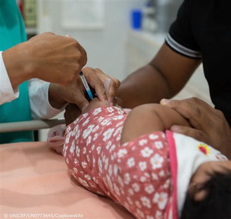 Unicef En Espa Ol On Twitter Una Trabajadora De La Salud Apoyada Por