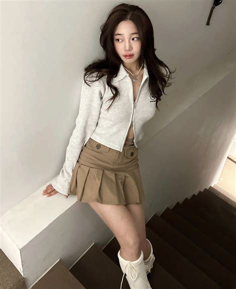 Sang chảnh nức nở với những mẫu chân váy ngắn xếp ly hot hit mùa này