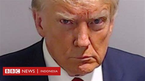 Donald Trump Mantan Presiden AS Pakai Foto Mugshot Yang Bersejarah