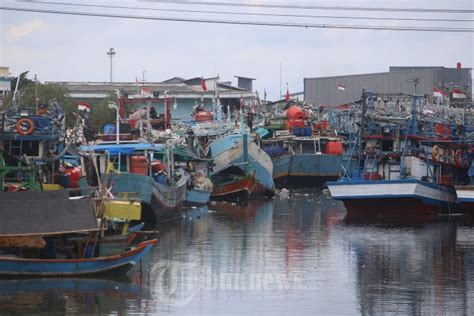 Kapal Nelayan Sandar Di Pelabuhan Muara Angke Foto 1 1870181