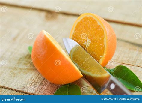 Fresh Orange Slice And Leaves Healthy Fruits Orange Fruits With Leaf