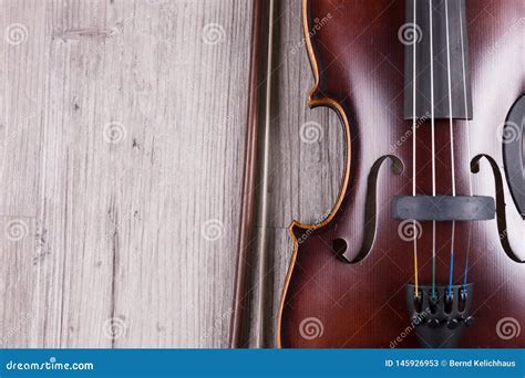 Detalhe De Violino Cl Ssico No Fundo De Madeira Est Dio Disparado Do