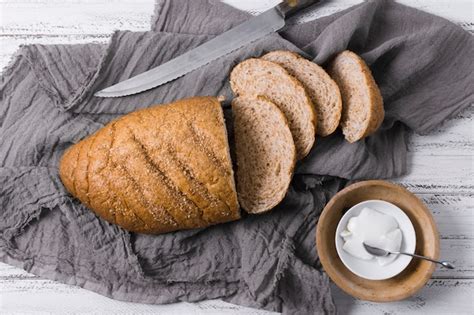 Горячие свежие буханки хлеба и сметаны | Бесплатно Фото