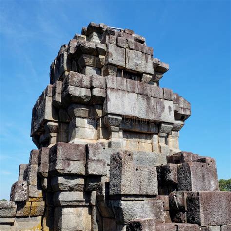 La Torre De Piedra Inacabada Del Antiguo Templo Khmer De Ta Keo Imagen