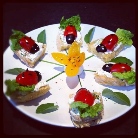 toasts au carré frais au fines herbes salade verte coccinelle en