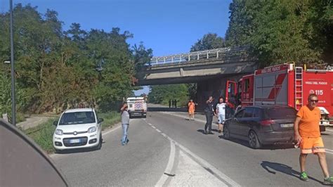 Ravenna Camion Gru Urta Il Ponte Sulla Classicana Pioggia Di