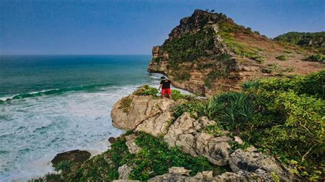 Pantai Karang Payung Wonogiri Surga Tersembunyi Di Lereng Gunung Lawu