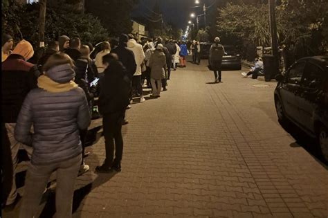 Ogromna kolejka na Jagodnie Mieszkańcy stali w niej niemal do 3 00 nad