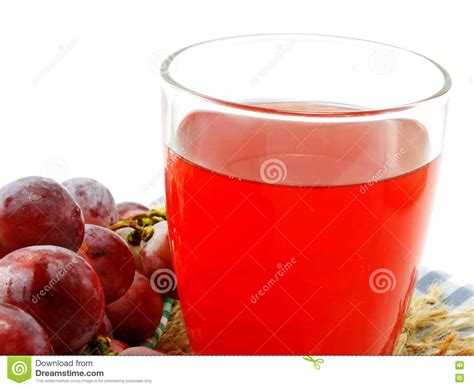 Jugo De Uva Roja Con La Fruta Aislada En El Fondo Blanco Foto De