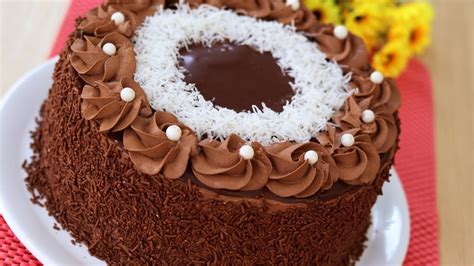 BOLO PRESTÍGIO MASSA PÃO DE LÓ DE CHOCOLATE E RECHEIO DE COCADA