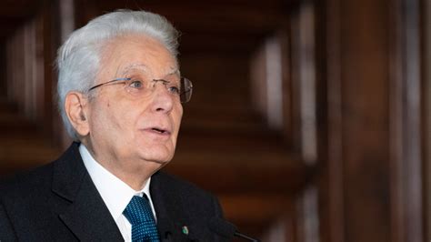 Aprile Mattarella Depone Una Corona Di Fiori Allaltare Della