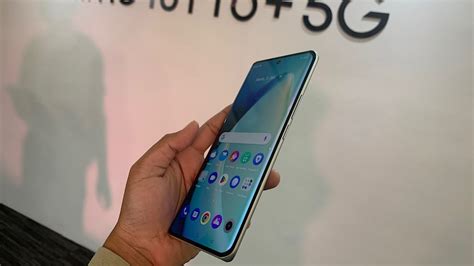 Foto Smartphone Layar Lengkung Realme Pro Plus G Turun Harga