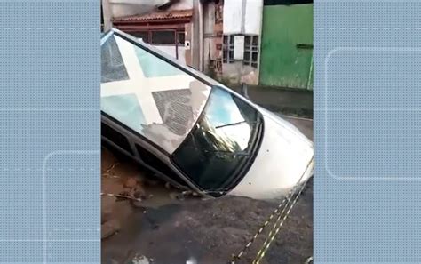 Carro é parcialmente engolido por cratera em Feira de Santana Bahia