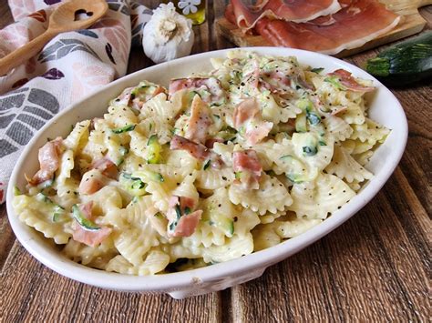 FARFALLE ZUCCHINE E SPECK