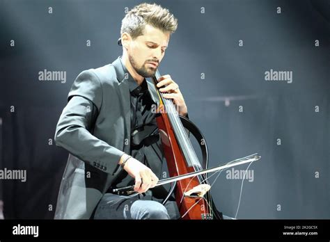 2 Violoncelli 2022 Fotos Und Bildmaterial In Hoher Auflösung Alamy