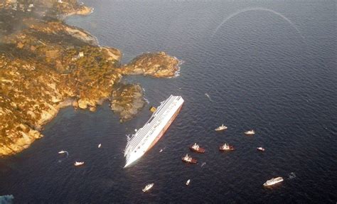 33 Jaw Dropping Photos Of The Costa Concordia Disaster Costa Concordia Disaster Costa Island